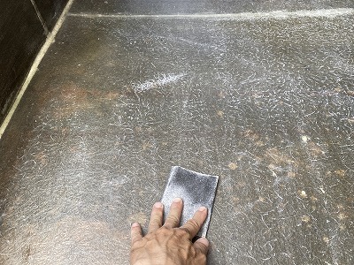 ベランダ床　樹脂ケレン、ペーパー掛け